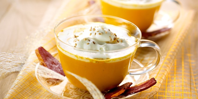 Cappuccino van kastanjepompoen met sesam en chips van gerookte eendenfilet