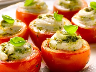 Tomates farcies de roulades de sole au pesto