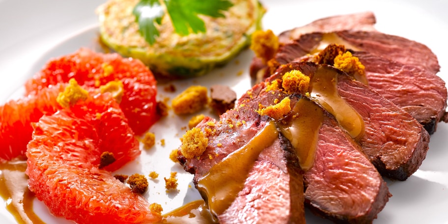 Eendenborst met rode pompelmoes en peperkoek