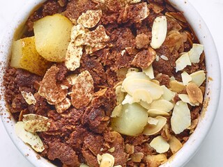 Crumble aux poires, cacao et amandes