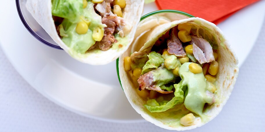 Wraps aux deux viandes, maïs doux et avocat
