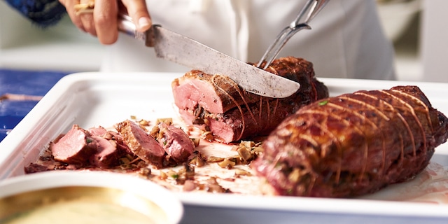 Gebraad van eendenborstfilets met eekhoorntjesbrood en een lichte saus met tijm en sinaasappel