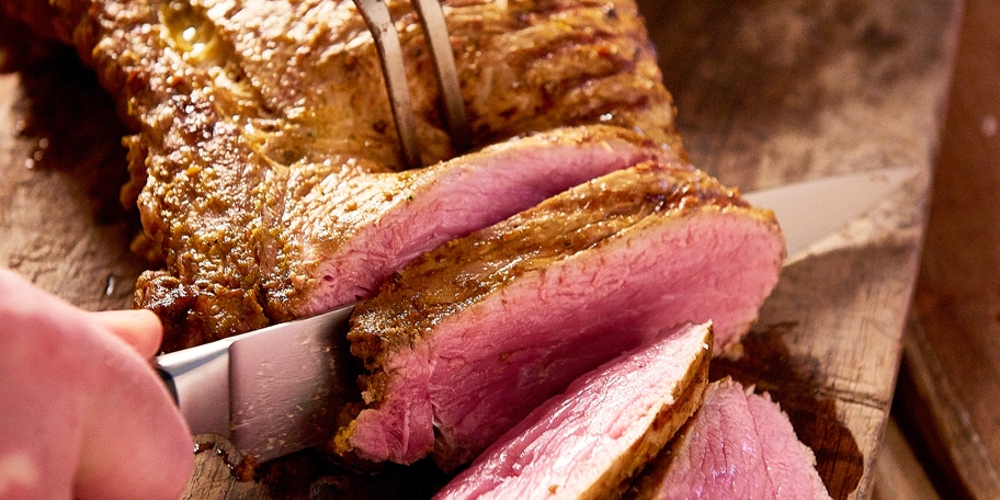 Côte à l’os marinée et salade tomates-poivrons