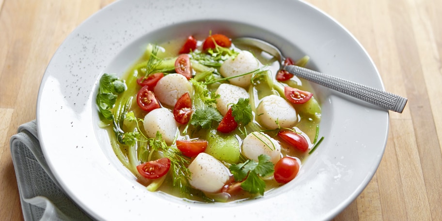 Nage de thé au citron, noix de saint-jacques et fines herbes