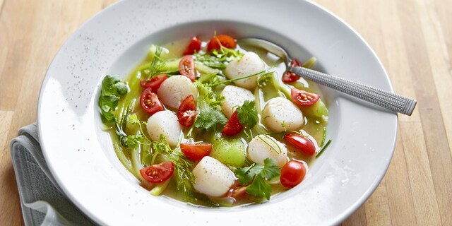 Nage de thé au citron, noix de saint-jacques et fines herbes