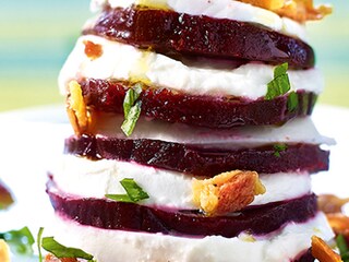 Millefeuille van rode bietjes en mozzarella, vinaigrette met pancetta