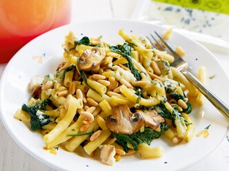 Ovenschotel met macaroni, spinazie, champignons en blauwe kaas