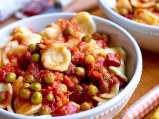 Orecchiette met salami en erwten