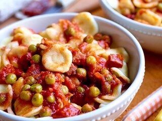 Orecchiette met salami en erwten