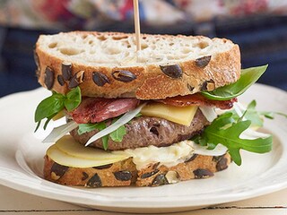 Biohamburger met abdijkaas en spek