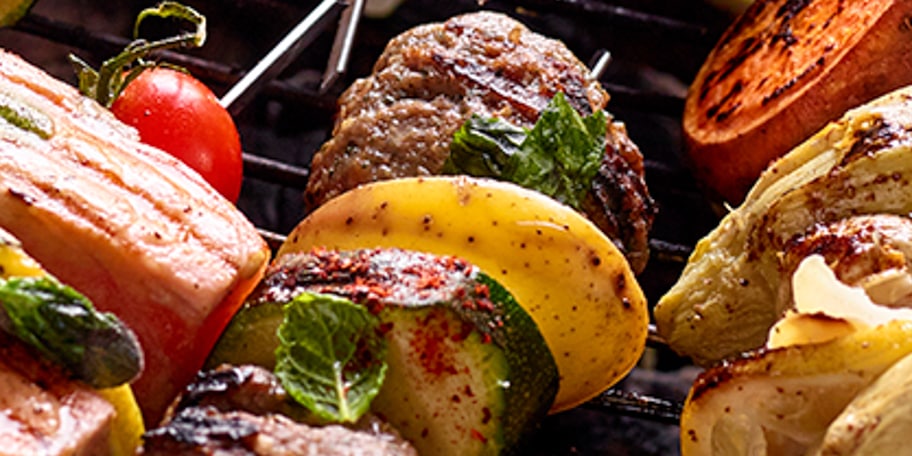 Brochettes de boulettes de haché d’agneau à l’ail et aux pommes de terre grenaille