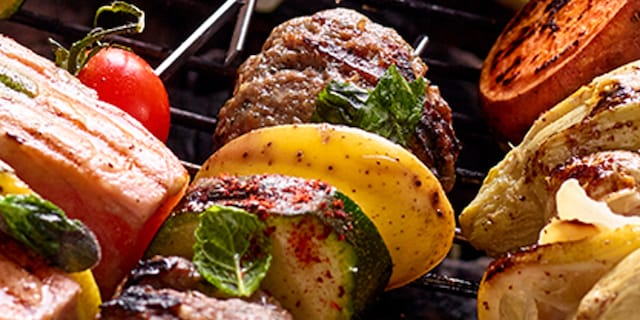 Brochettes de boulettes de haché d’agneau à l’ail et aux pommes de terre grenaille