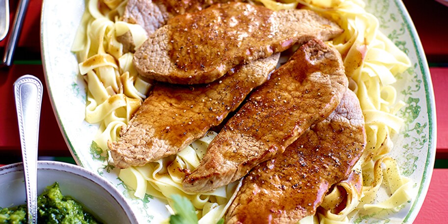 Escalopes de veau et tagliatelles au pesto de persil et amandes