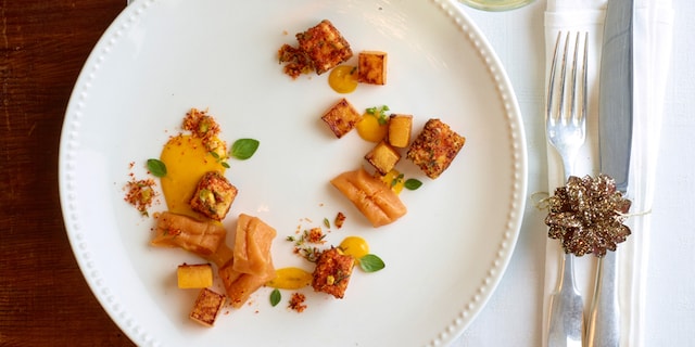 Gnocci van zoete aardappel, gepaneerde tofu, pompoen en saffraan