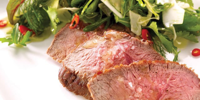 Lamssteak (lamsboutsnede) met venkelkruidensalade en aïoli