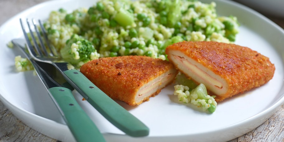 Vegetarische cordon bleu, tarwebolletjes met broccoli en erwten