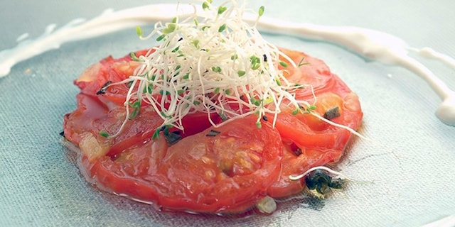 Tartelette confite aux tomates et chèvre frais