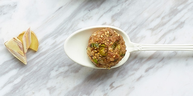 Boulettes de veau aux graines de sésame, gingembre, menthe et citronnelle