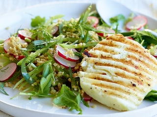 Lenteslaatje met licht geroosterde bulgur en gegrilde halloumi