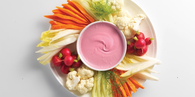 Verfrissend groenteaperitief met saus op basis van biet