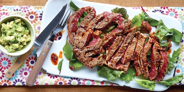 Entrecôte de bœuf marinée et salsa d'avocats