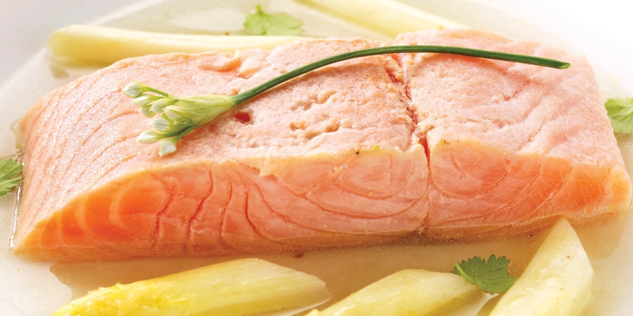 Zalm met asperges in Oosterse bouillon