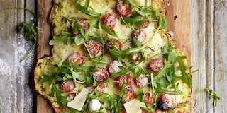 Vegetarische pizza met bloemkool en rucola