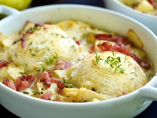 Cassolettes de pommes au chèvre, lardons et miel