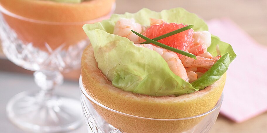 Roze pompelmoes met cocktailsaus en surimi