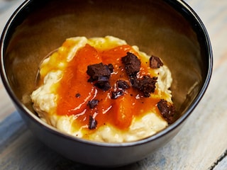 Riz au lait à l'ancienne, compote d'abricots, romarin, citron vert et râpé de pralines