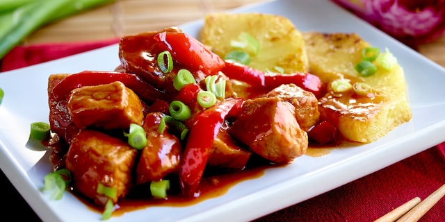 Gekarameliseerde varkensblokjes met ananas