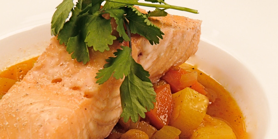 Filets de saumon et poêlée de légumes aux épices et aux abricots secs