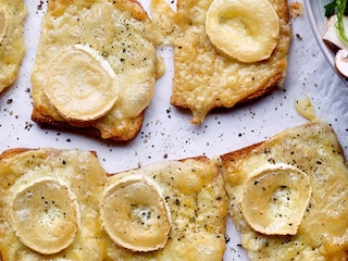 Krokante toasten met twee soorten kaas