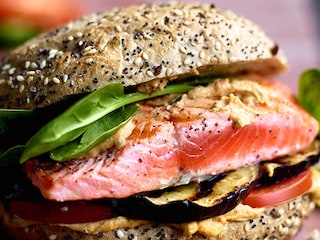 Burgers van zalmforel op Libanese wijze