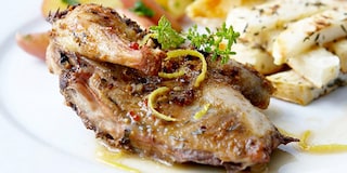 Jonge patrijs in crapaudine, gemarineerd met specerijen