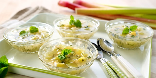 Rabarbersoep met munt en muskaatwijn