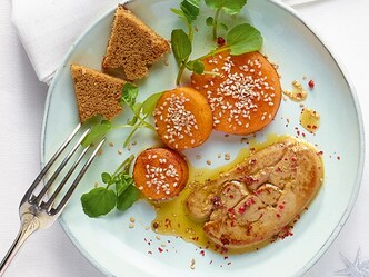 Foie gras poêlé au poivre rose et rondelles de butternut rôties au sésame