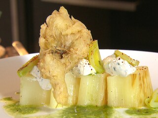 Geroosterde prei met tijm, groene vinaigrette met cherrytomaatjes, tempura wortels, Philadelphia met Espelette pepers en citroen