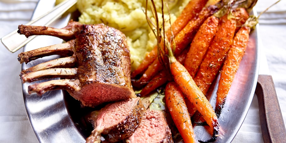 Lamskroontje met tijmpuree en geroosterde wortelen