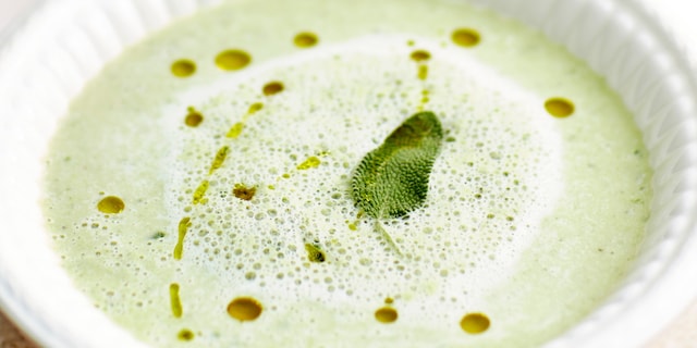 Velouté d’amandes, sauge et huile de pépins de courge