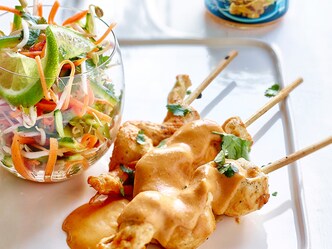 Thaise salade met kipbrochettes en pindanoten