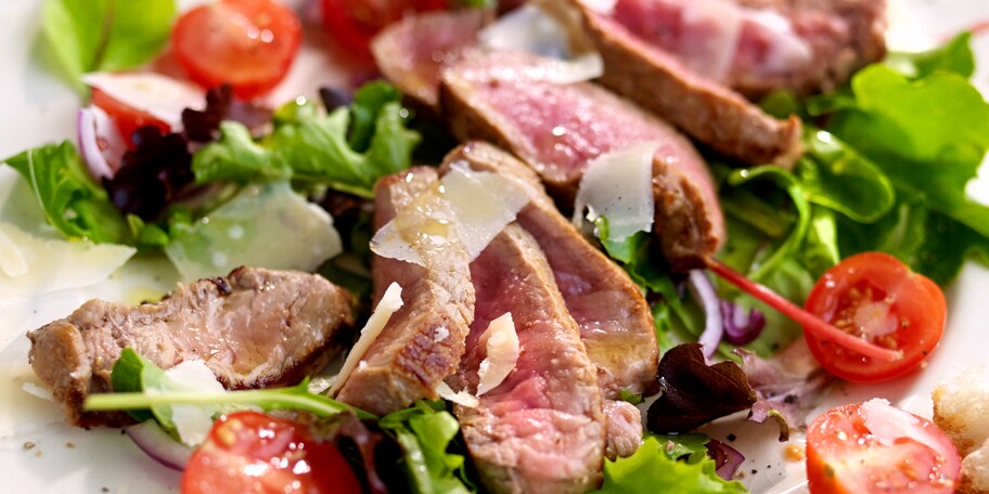 Tagliata van rundvlees met gemengde salade