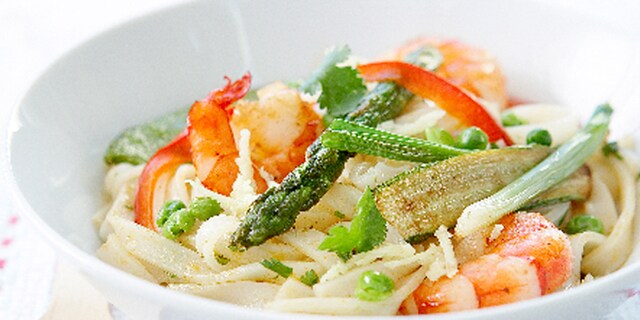 Noedels met rode curry, tijgergarnalen en primeurgroenten