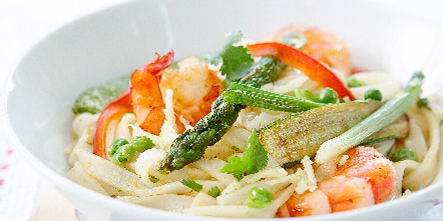 Nouilles au curry rouge, crevettes tigrées et légumes primeurs