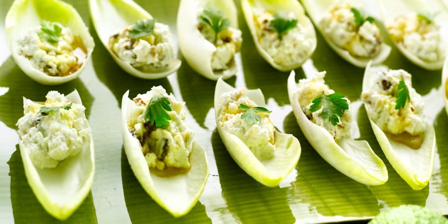 Witloofbootjes met geitenkaas, honing en studentenhaver