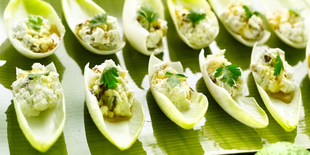 Witloofbootjes met geitenkaas, honing en studentenhaver