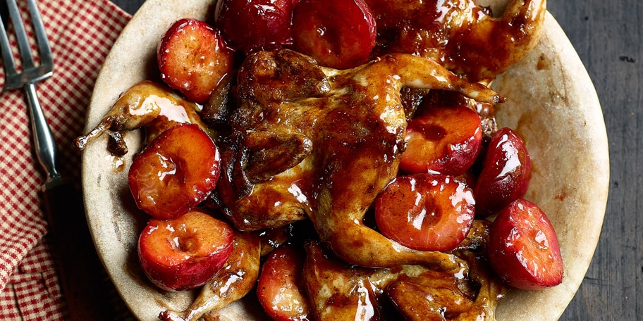 Gebakken kwartels en pruimen, barbecuesaus met honing