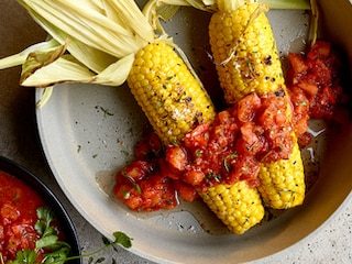 Pittige tomatensalsa met gegrilde maiskolf