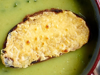 Potage au chou vert, toast de pain et fromage Averbode