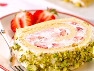 Biscuitrol met aardbeien, mascarpone en pistachenoten